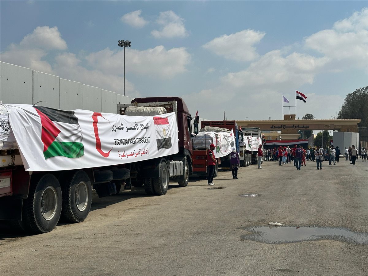 الهلال الأحمر المصري يدفع 180 شاحنة تحمل نحو 4400 طن مساعدات عاجلة عبر قافلة زاد العزة إلى غزة