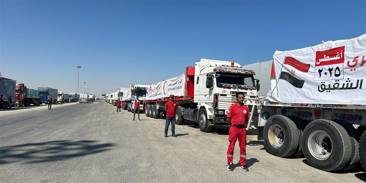 الهلال الأحمر المصري يدفع 180 شاحنة تحمل نحو 4400 طن مساعدات عاجلة عبر قافلة زاد العزة إلى غزة