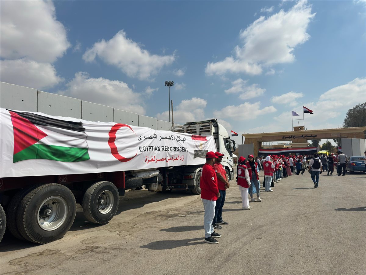 الهلال الأحمر المصري يدفع 180 شاحنة تحمل نحو 4400 طن مساعدات عاجلة عبر قافلة زاد العزة إلى غزة