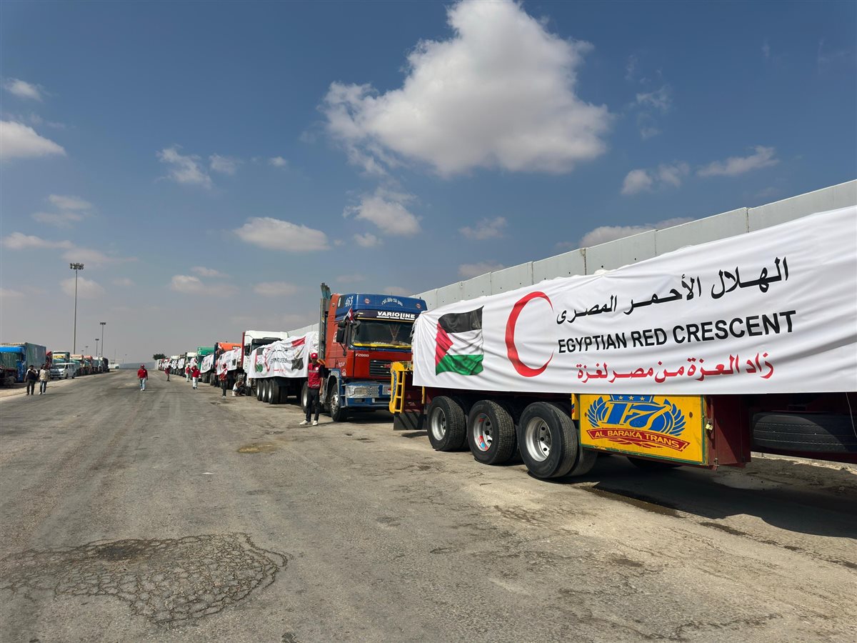 الهلال الأحمر المصري يدفع 180 شاحنة تحمل نحو 4400 طن مساعدات عاجلة عبر قافلة زاد العزة إلى غزة