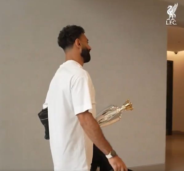 محمد صلاح رفقة جائزة أفضل لاعب في الدوري الإنجليزي