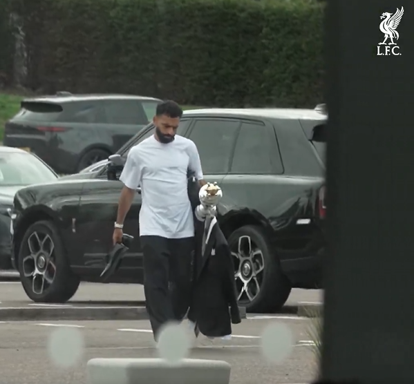 محمد صلاح رفقة جائزة أفضل لاعب في الدوري الإنجليزي