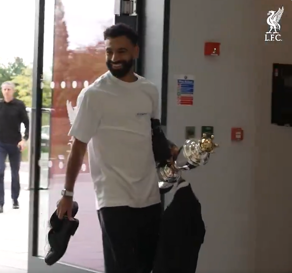 محمد صلاح رفقة جائزة أفضل لاعب في الدوري الإنجليزي