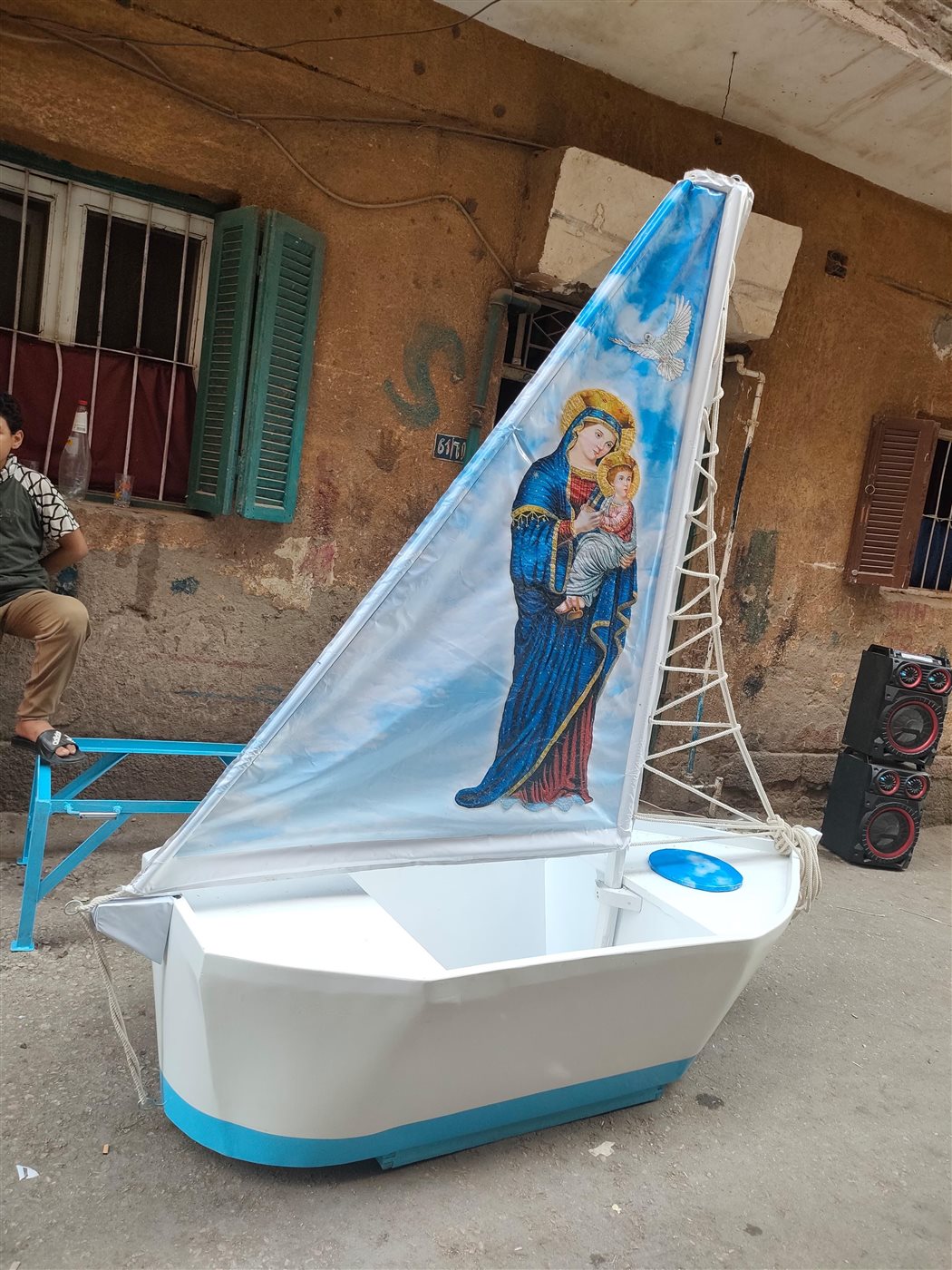 مواطن أقصري يصمم مركب لدورة العدرا