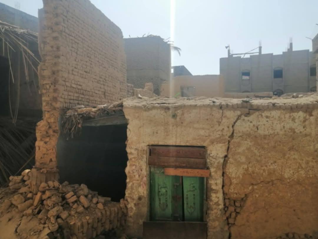 إزالة فورية لمنزل آيل للسقوط في قنا