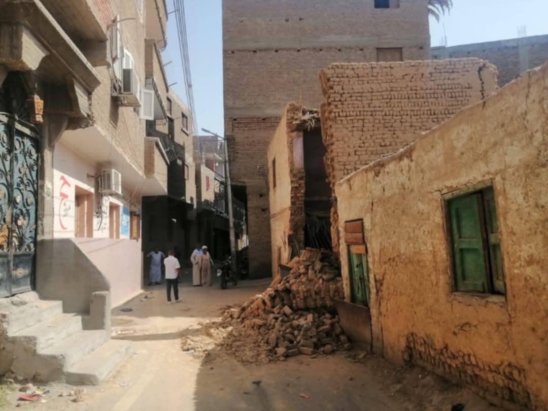 إزالة فورية لمنزل آيل للسقوط في قنا