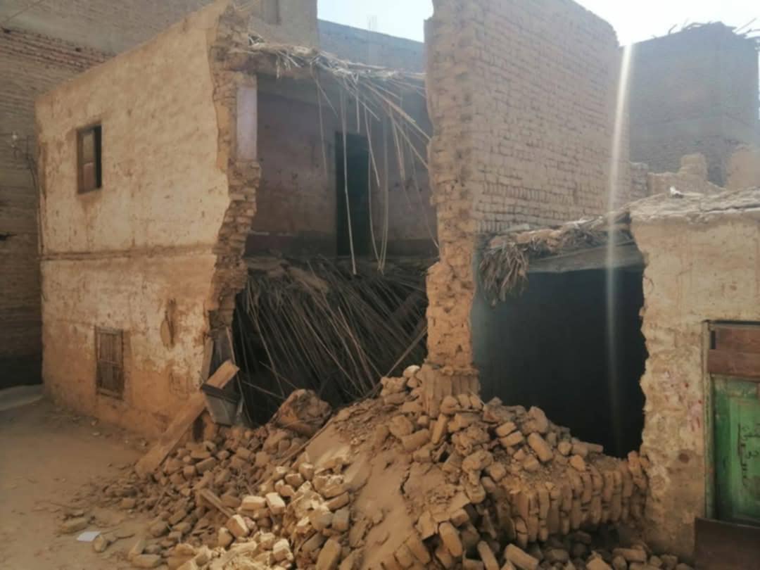 إزالة فورية لمنزل آيل للسقوط في قنا