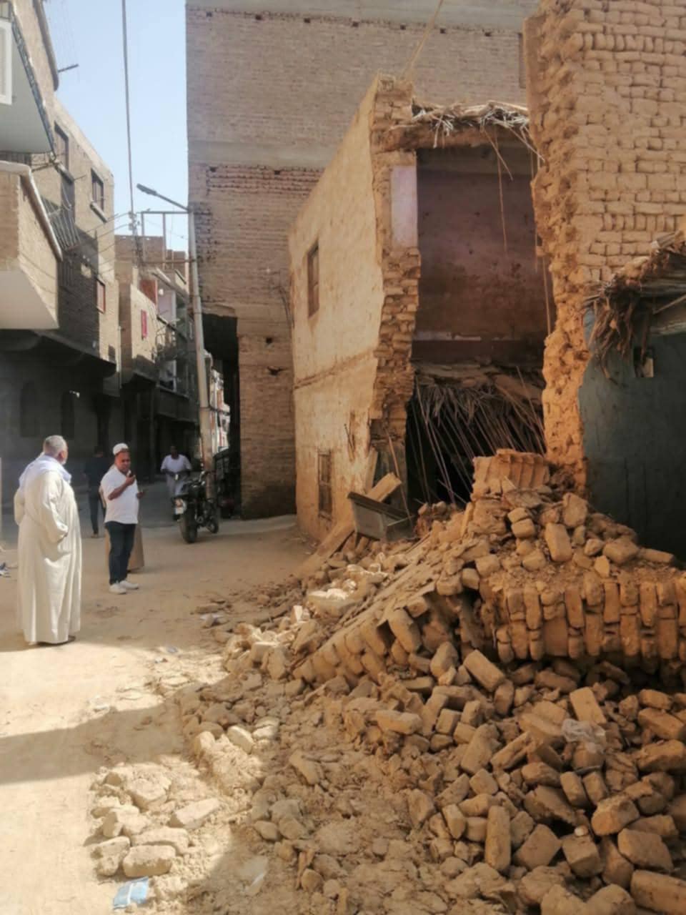 إزالة فورية لمنزل آيل للسقوط في قنا