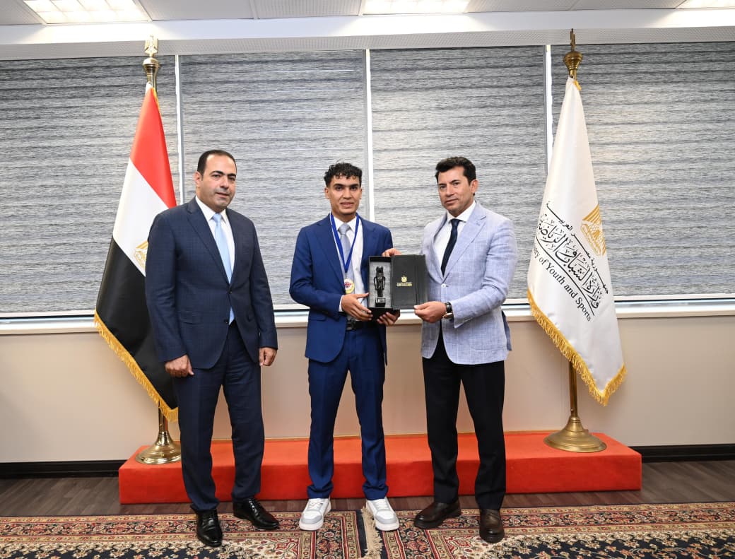 جانب من لقاء وزير الرياضة وبطل الكيك بوكسينج محمد راتب