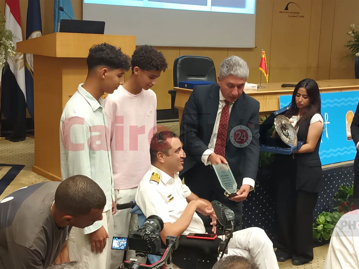 وزير السياحة يكرم البطل ولاء حافظ بعد تحطيمه الرقم القياسي للبقاء تحت الماء 