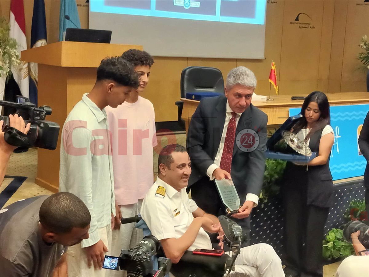 وزير السياحة يكرم البطل ولاء حافظ بعد تحطيمه الرقم القياسي للبقاء تحت الماء 