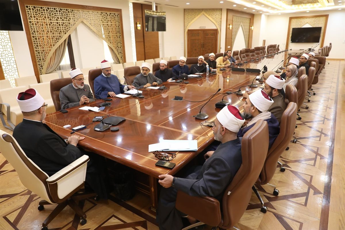 المفتي خلال اجتماعه بأمناء الفتوى والباحثين: دار الإفتاء تولي عناية خاصة بالجانب البحثي والعلمي