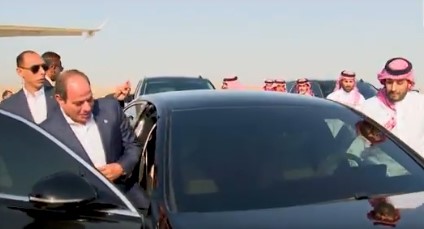بن سلمان يستقبل الرئيس السيسي في مطار نيوم