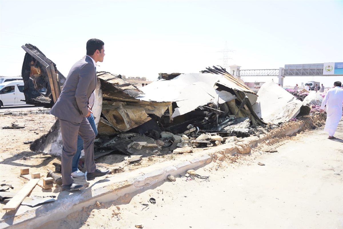 نائب محافظ مطروح يتفقد إعادة تسيير حركة الطريق الدولى الساحلى عقب حادث  تصادم عدد من السيارات