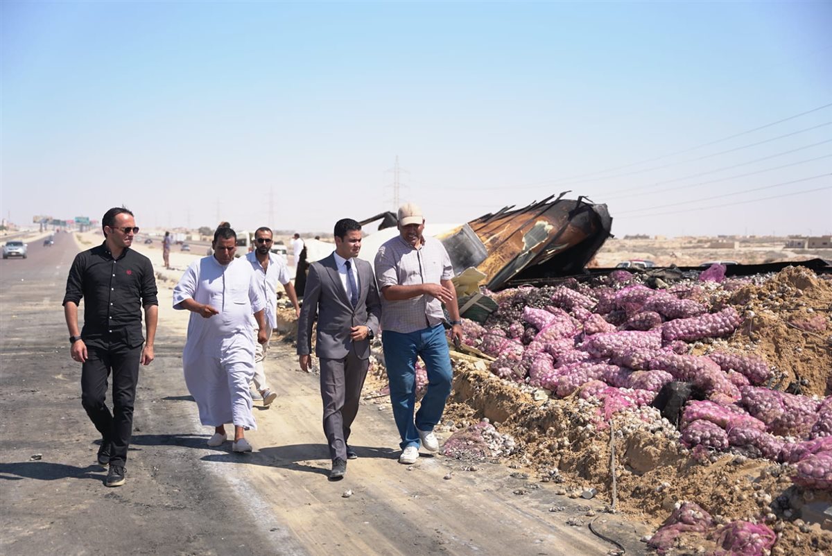 نائب محافظ مطروح يتفقد إعادة تسيير حركة الطريق الدولى الساحلى عقب حادث  تصادم عدد من السيارات