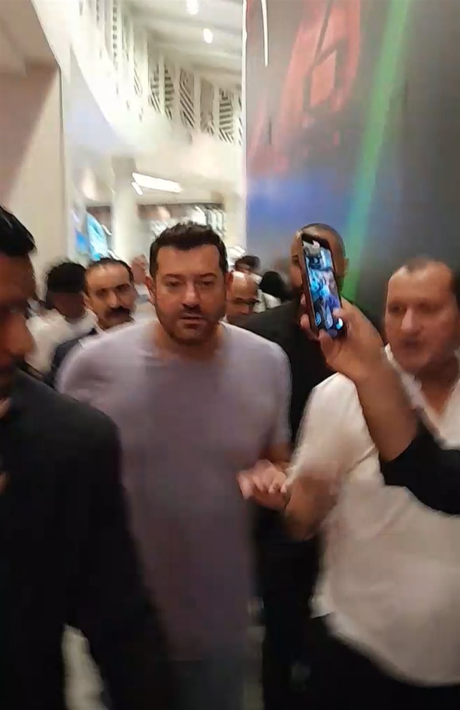 لحظة وصول عمرو يوسف