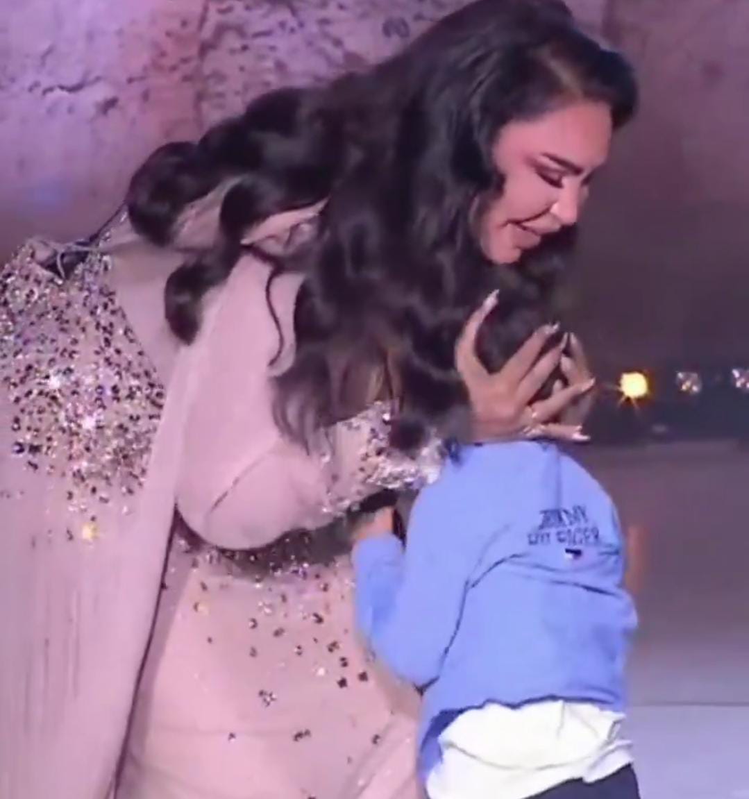 صغير يرافق أحلام على مسرح حفلها بختام مهرجان قرطاج ويغني برفقتها وياك وياك