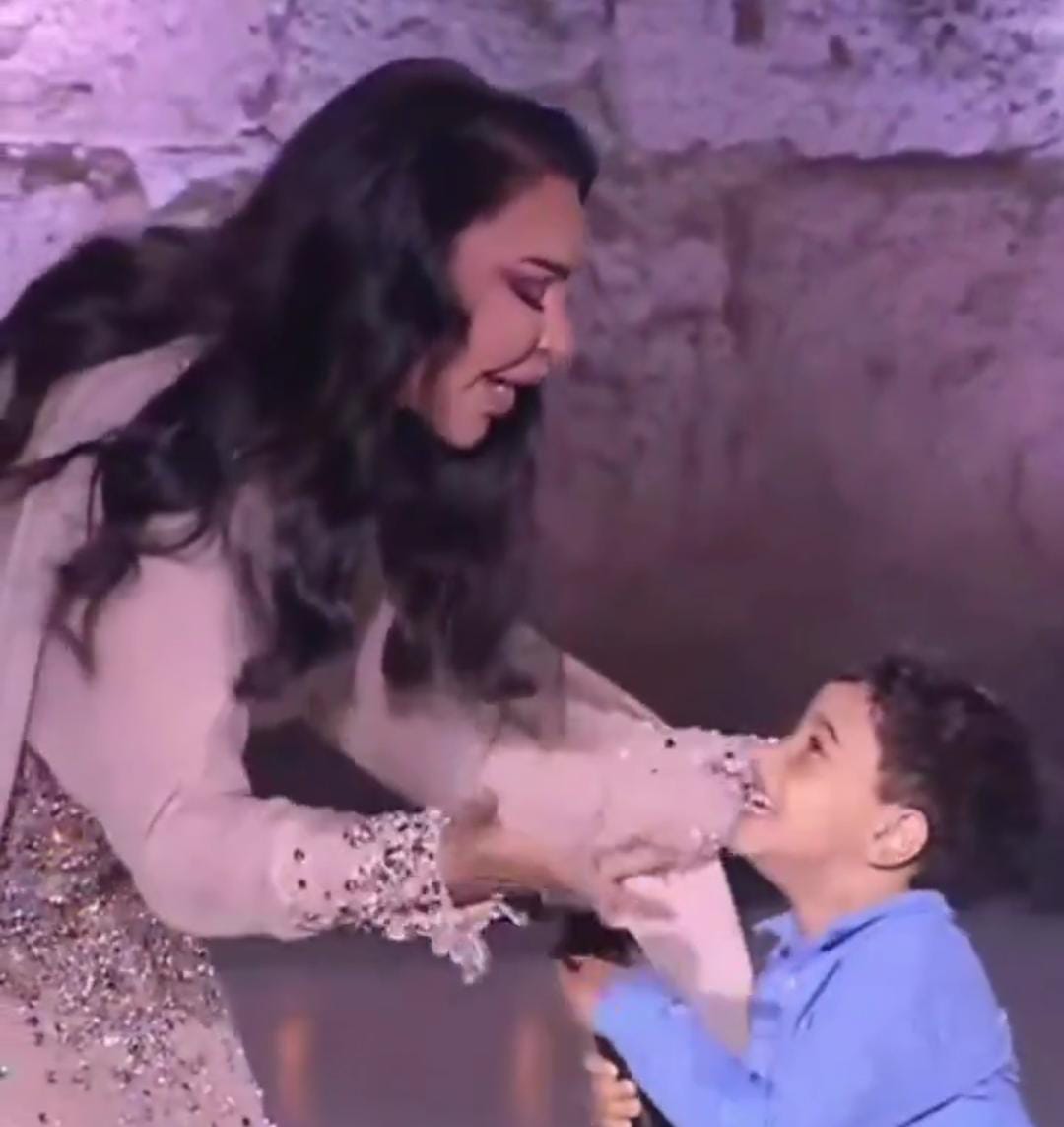 صغير يرافق أحلام على مسرح حفلها بختام مهرجان قرطاج ويغني برفقتها وياك وياك