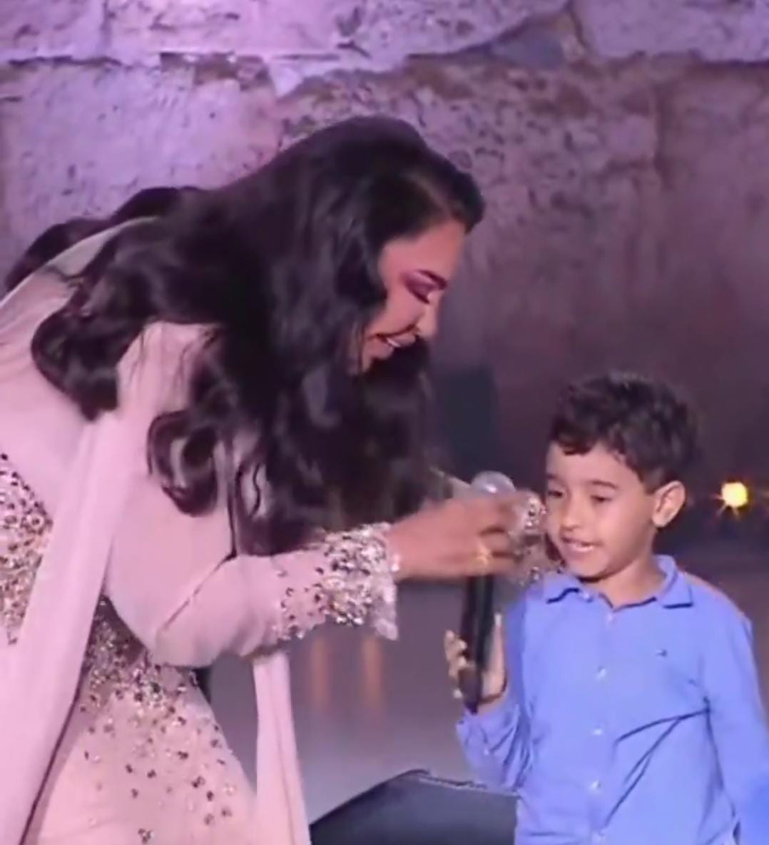 صغير يرافق أحلام على مسرح حفلها بختام مهرجان قرطاج ويغني برفقتها وياك وياك