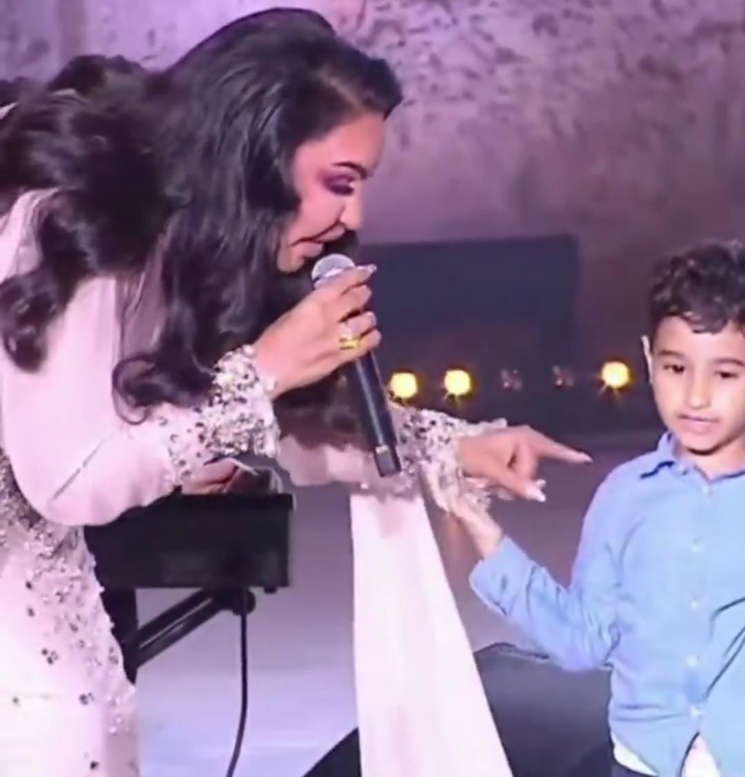 صغير يرافق أحلام على مسرح حفلها بختام مهرجان قرطاج ويغني برفقتها وياك وياك