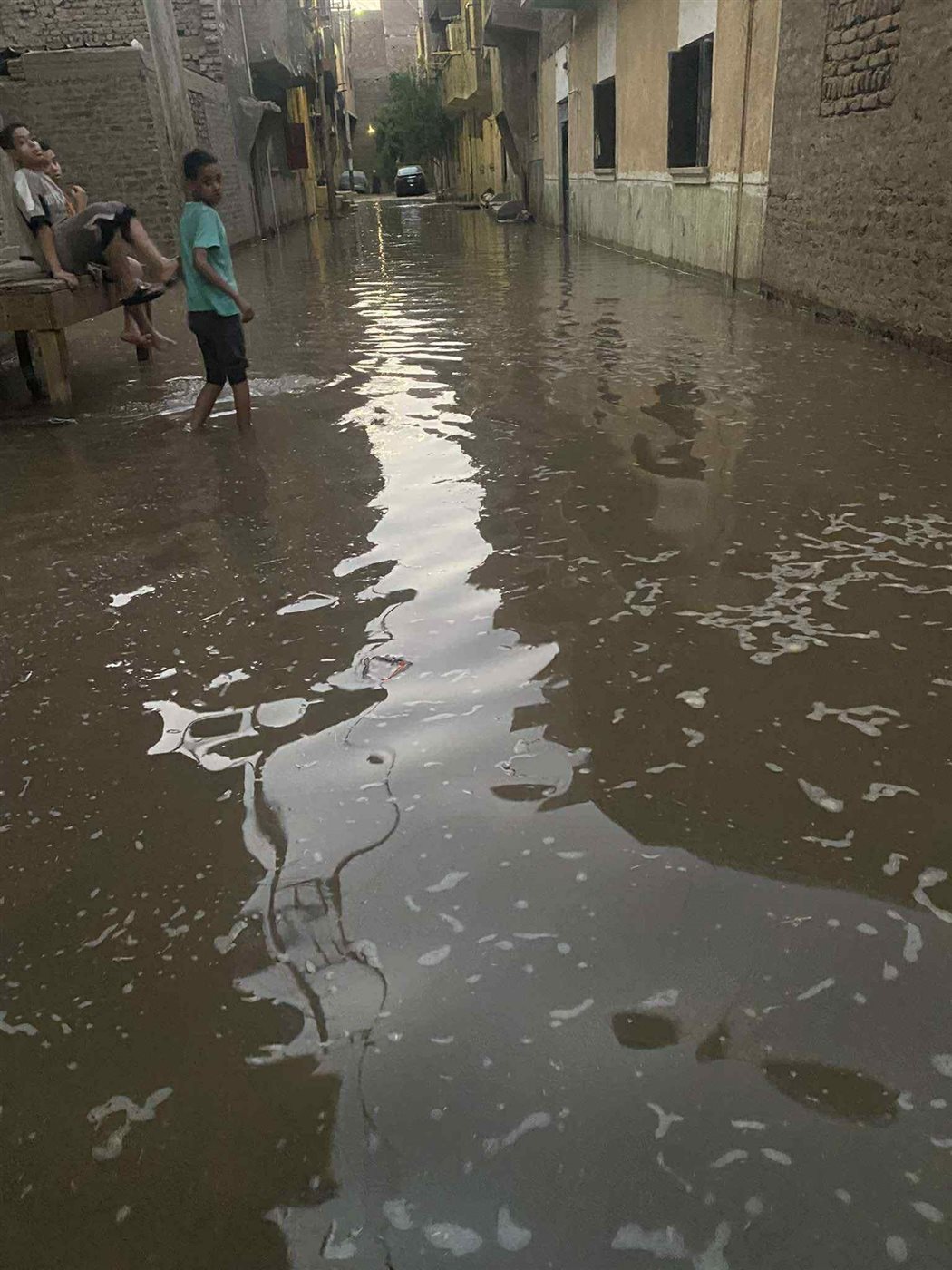 كسر ماسورة مياه تغرق شارع بقوص في قنا