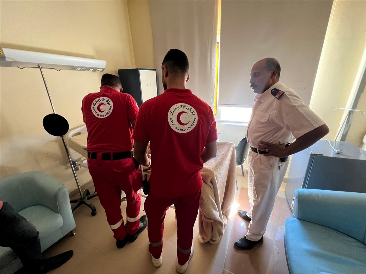 الهلال الأحمر المصري يزور مصابي حادث انهيار عقار سوهاج بالمستشفى ويقدم خدمات الدعم النفسي
