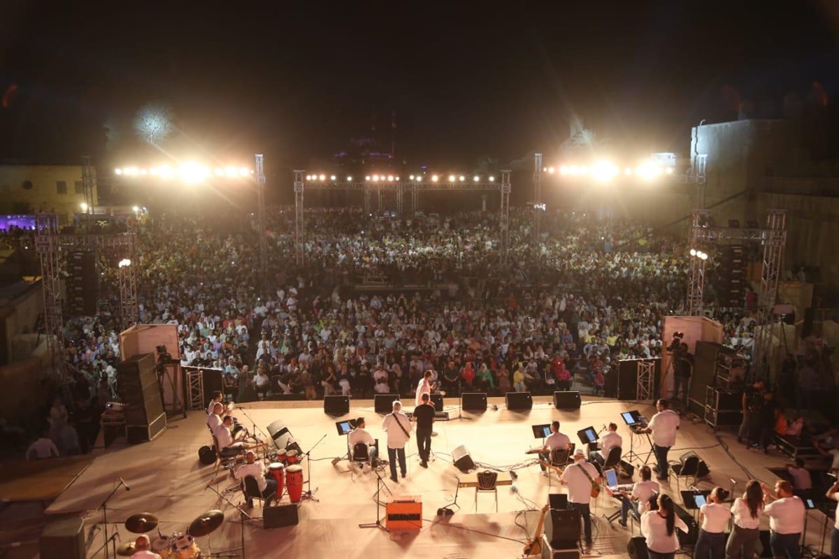 بـ موسيقى المايسترو عمرو سليم.. مدحت صالح يحيي حفلًا كامل العدد بمهرجان القلعة الدولي