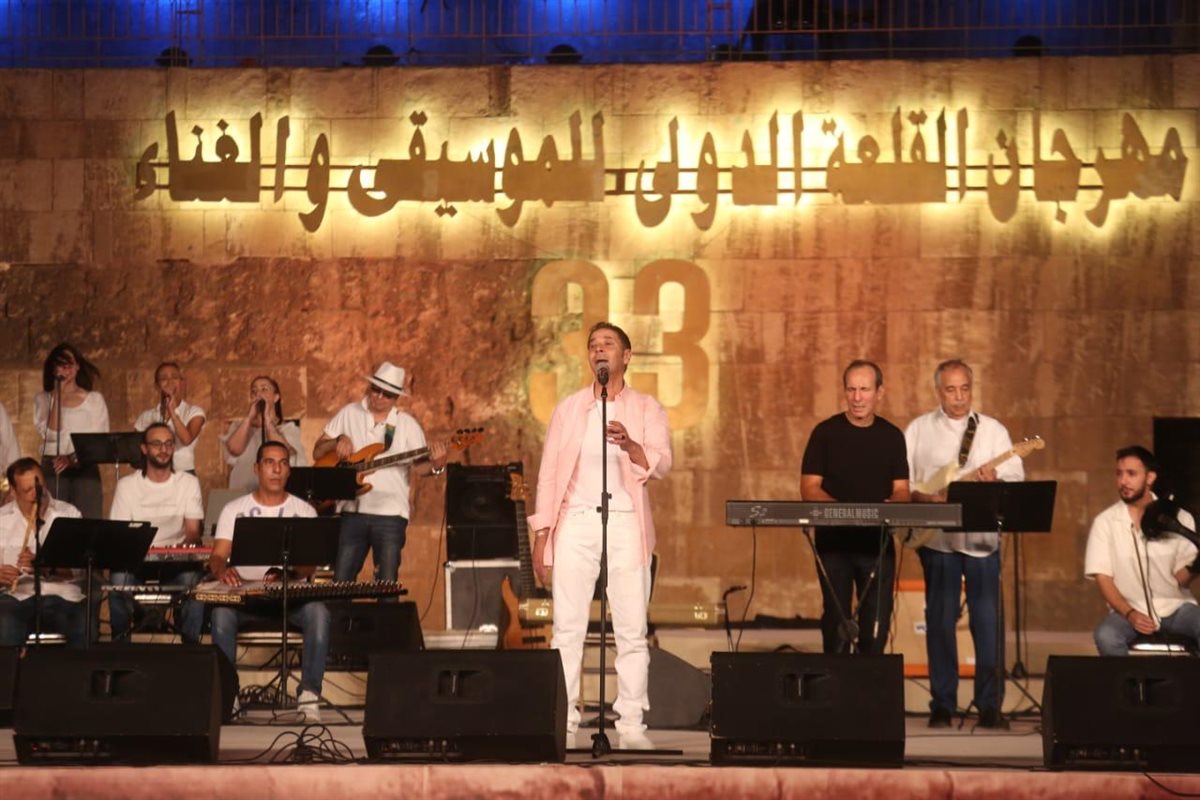 بـ موسيقى المايسترو عمرو سليم.. مدحت صالح يحيي حفلًا كامل العدد بمهرجان القلعة الدولي