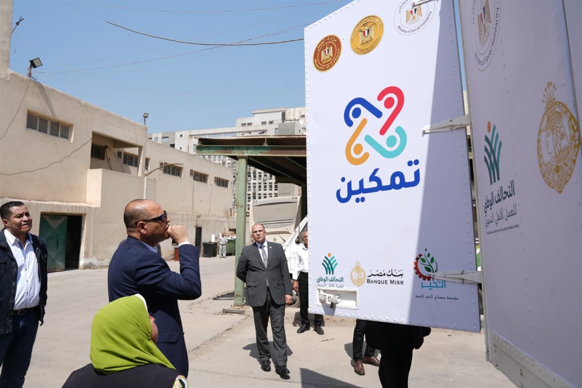 وزير العمل يتفقد وحدتي تدريب مهني متنقلة في قرى الغربية