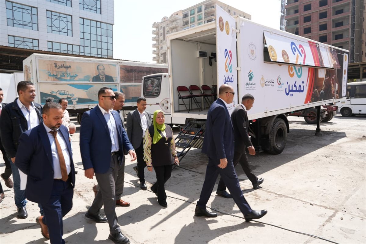 وزير العمل يتفقد وحدتي تدريب مهني متنقلة في قرى الغربية