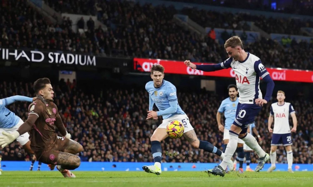 القنوات الناقلة لمشاهدة بث مباشر مباراة مانشستر سيتي ضد توتنهام اليوم في الدوري الإنجليزي 2025/2026