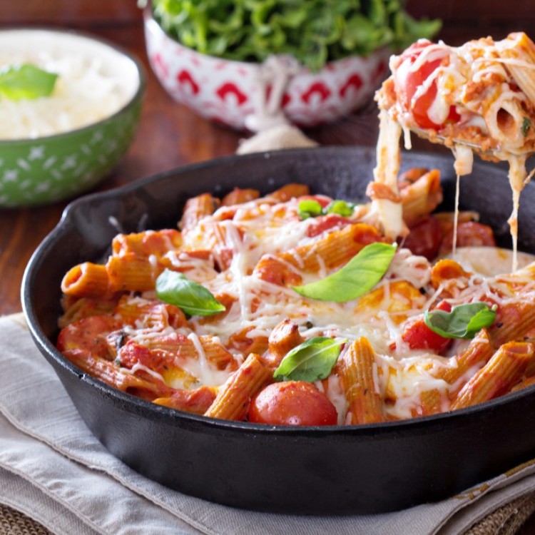 طريقة عمل المكرونة بالصلصة والجبن الموتزاريلا بدون فرن