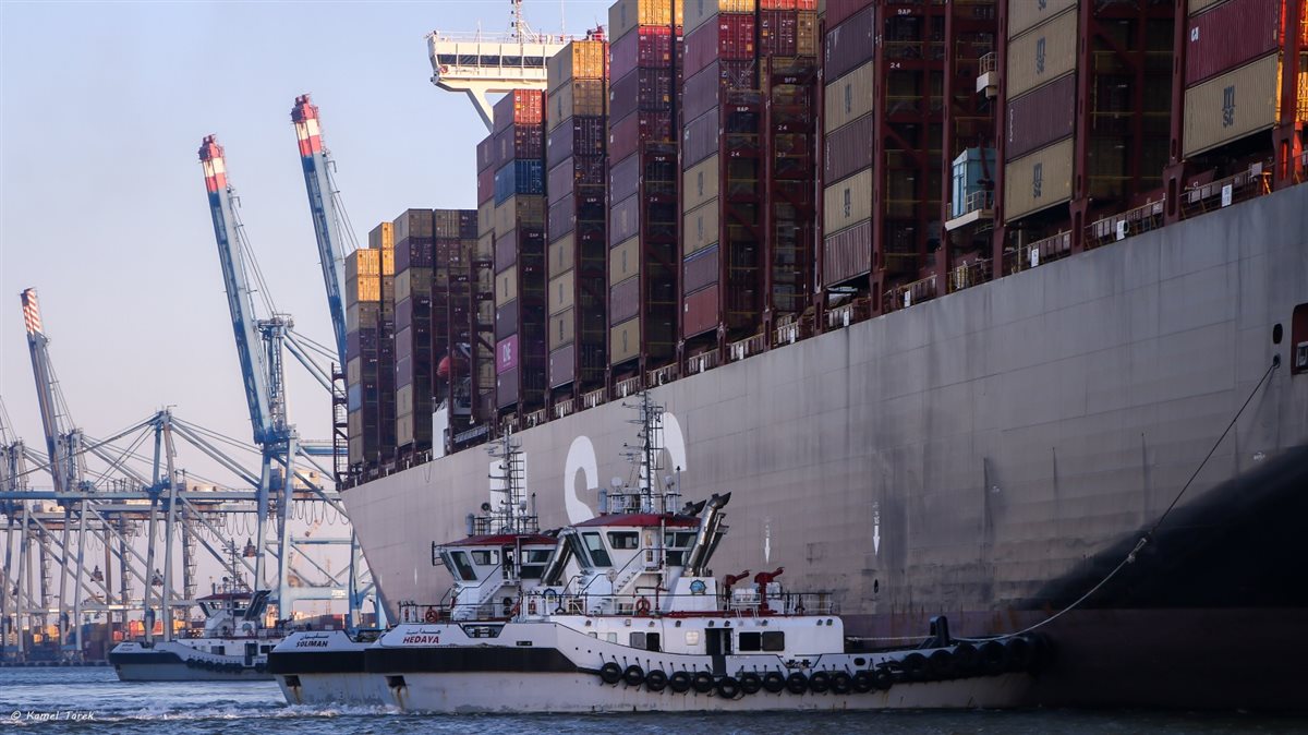 سفينة الحاويات العملاقة