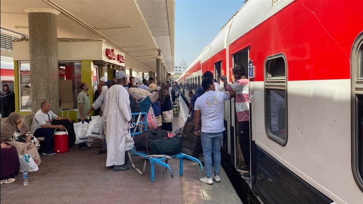 قطار نقل السودانيين من القاهرة إلى أسوان