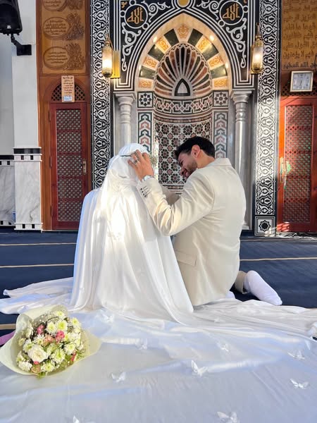 جلسة تصوير عروسين بأحد المساجد تثير الجدل.