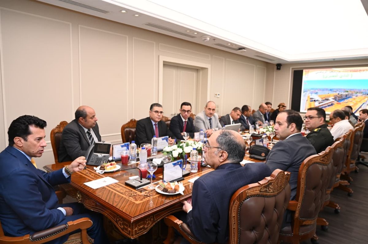 <strong>وزير الرياضة ومحافظ بورسعيد يتابعان معدلات تنفيذ ستاد المصري </strong>