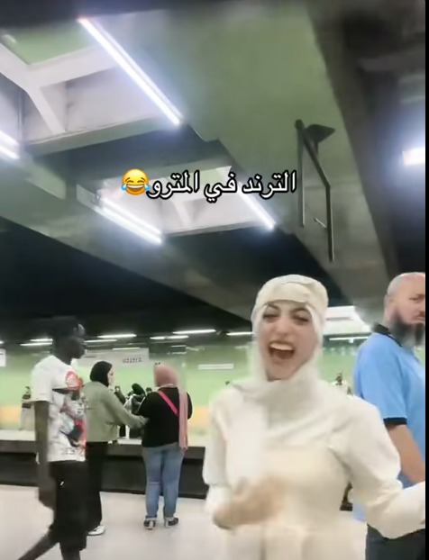 رقص فتاتين داخل إحدى محطات مترو الأنفاق يثير الغصب على السوشيال ميديا