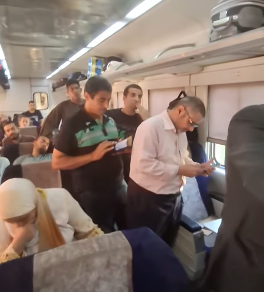 صورا من المقطع المتداول لاستياء الركاب في قطار 986  