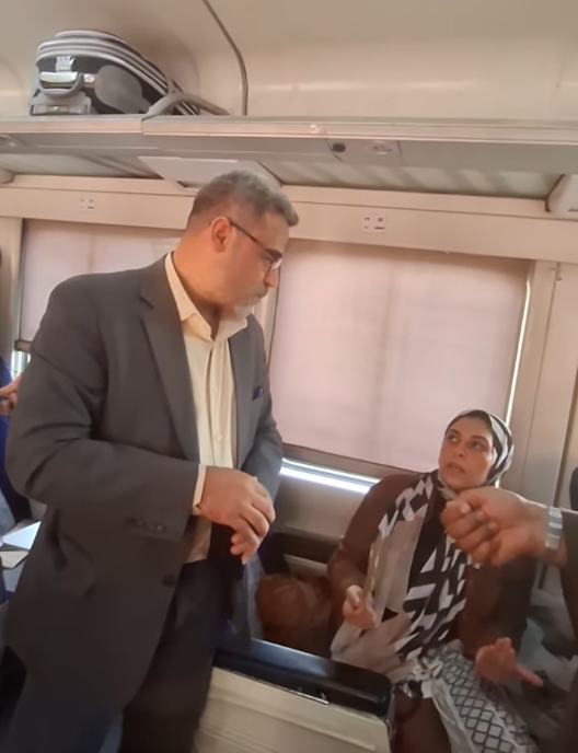 صورا من المقطع المتداول لاستياء الركاب في قطار 986  