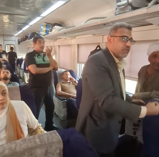 صورا من المقطع المتداول لاستياء الركاب في قطار 986  