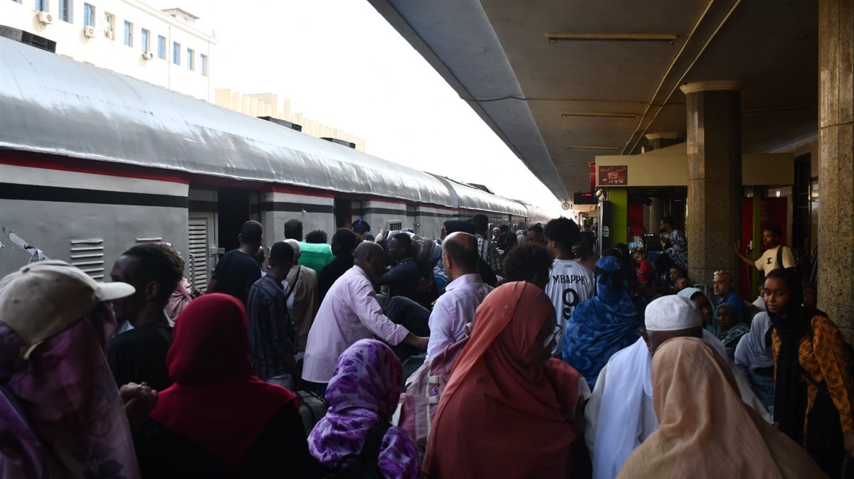 قطار نقل السودانيين من القاهرة إلى أسوان
