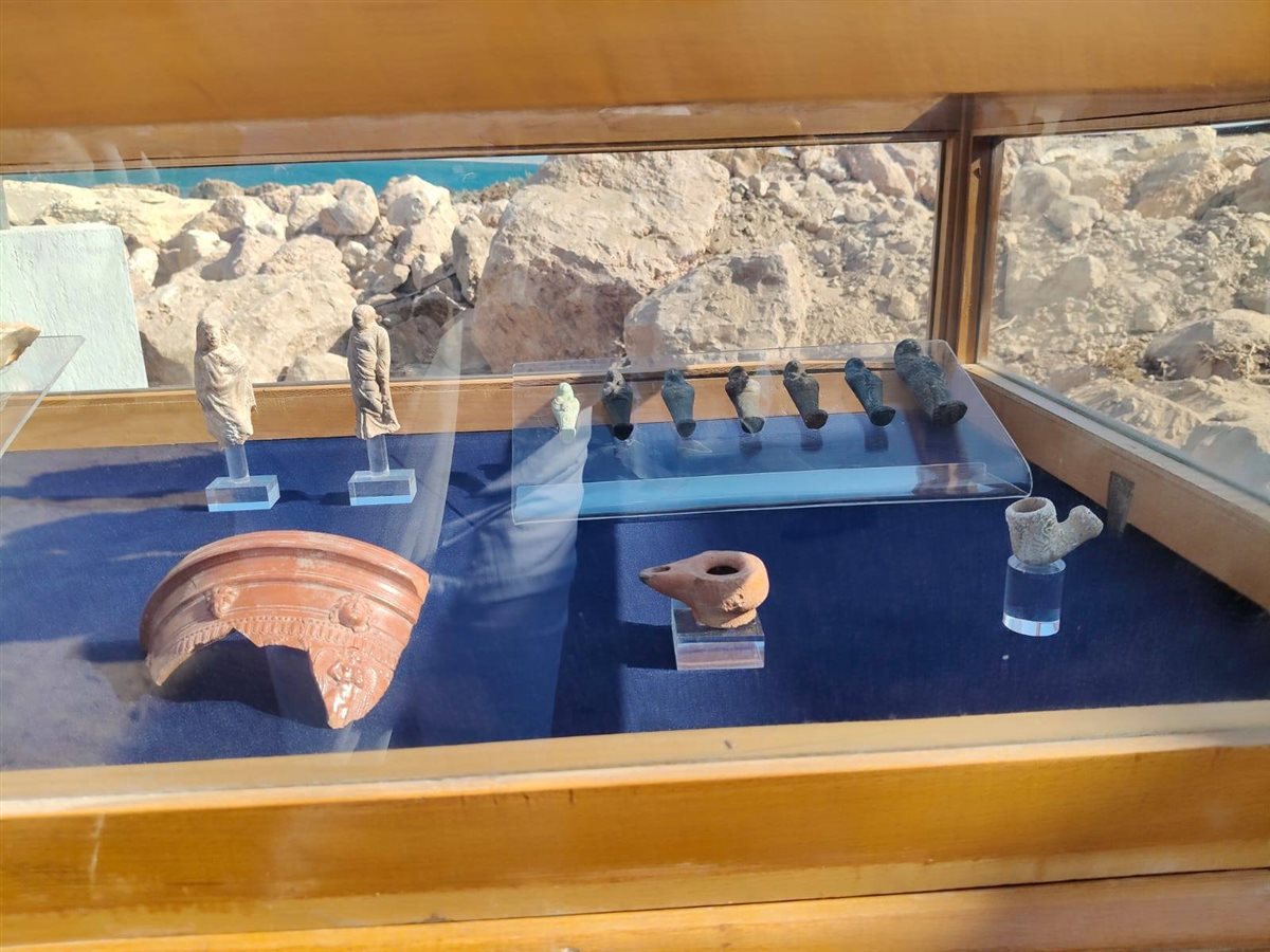 قطع أثرية نادرة خلال عملية انتشال التماثيل الغارقة