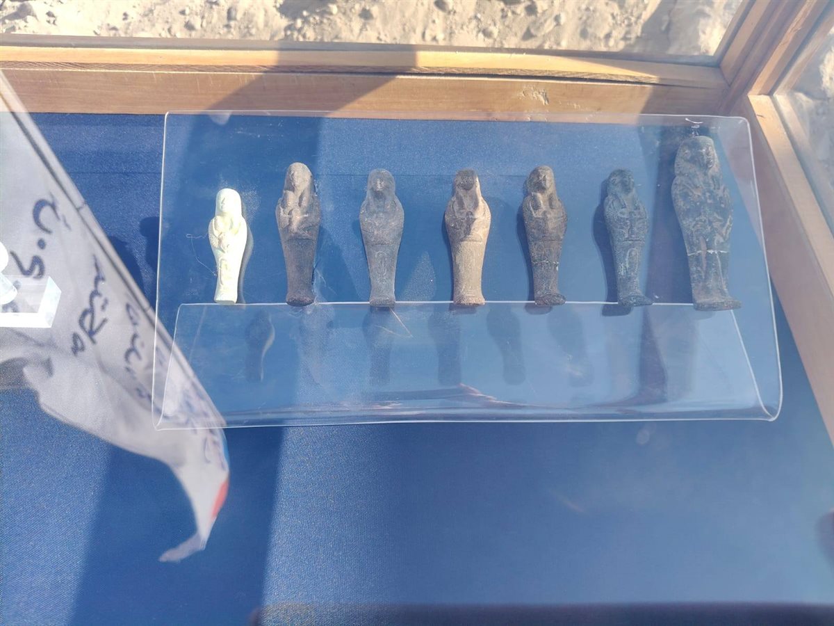 قطع أثرية نادرة خلال عملية انتشال التماثيل الغارقة