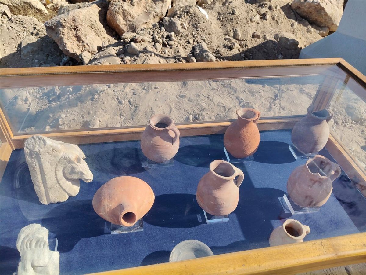 قطع أثرية نادرة خلال عملية انتشال التماثيل الغارقة