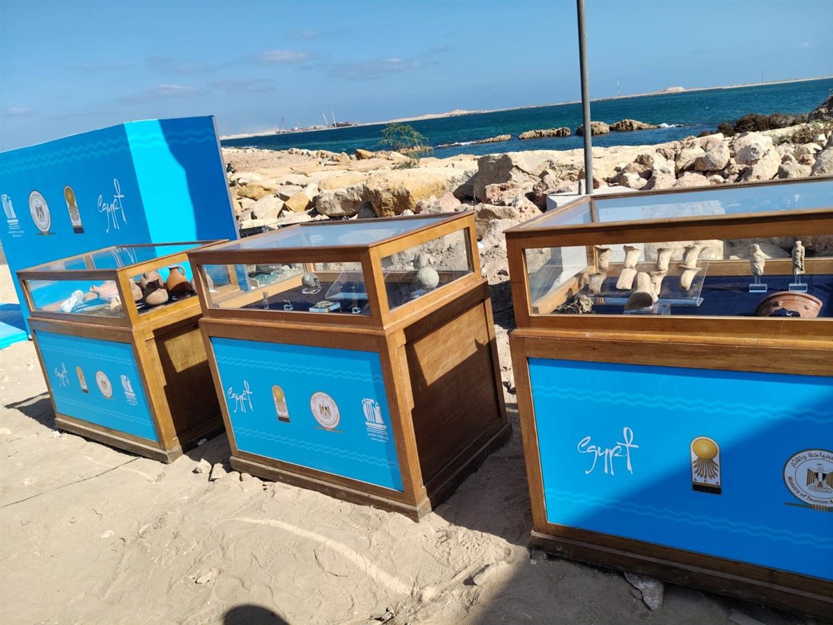 قطع أثرية نادرة خلال عملية انتشال التماثيل الغارقة