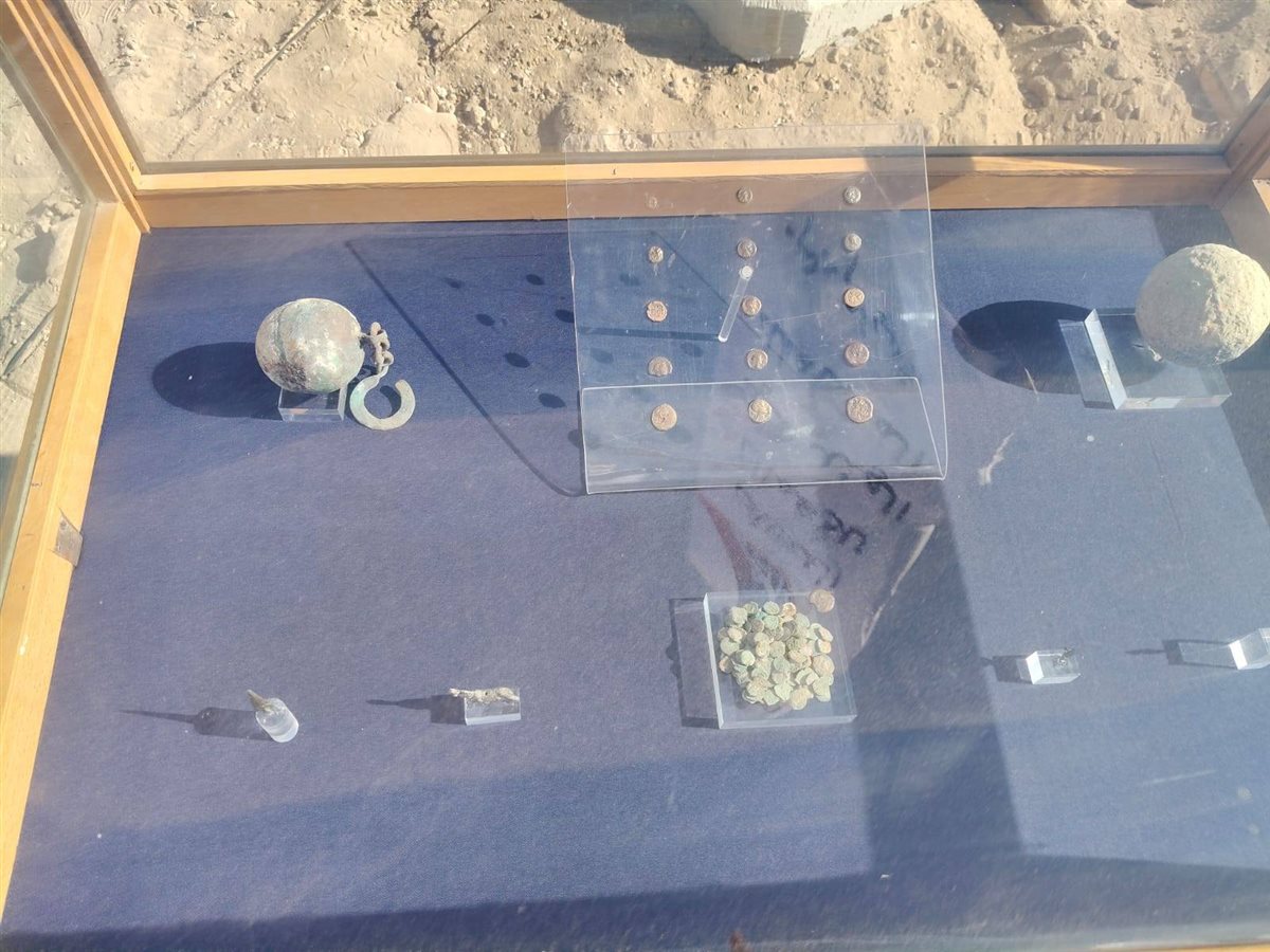 قطع أثرية نادرة خلال عملية انتشال التماثيل الغارقة