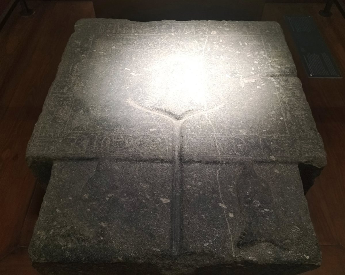 منضدة لتقديم القرابين تحمل اسم الملك بسوسنس الأول