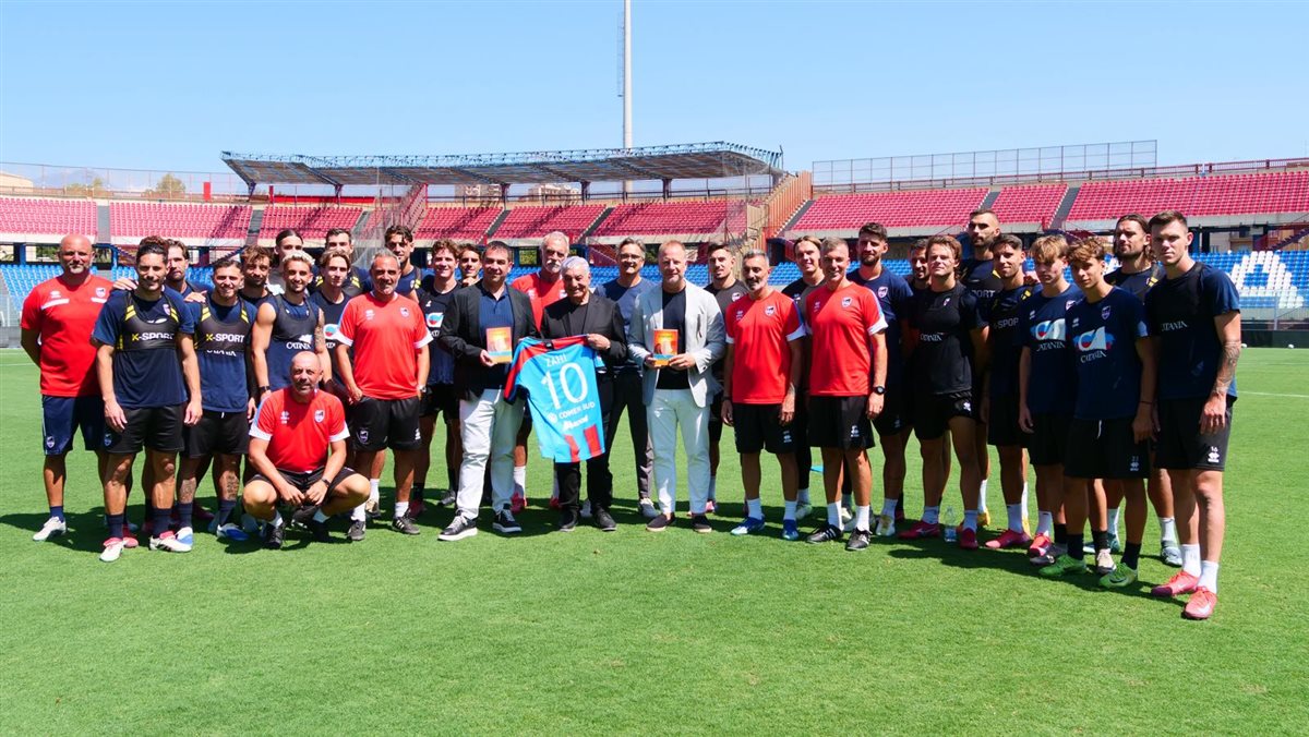 رئيس نادي كاتانيا يستقبل الدكتور زاهي حواس عالم الآثار المصرية