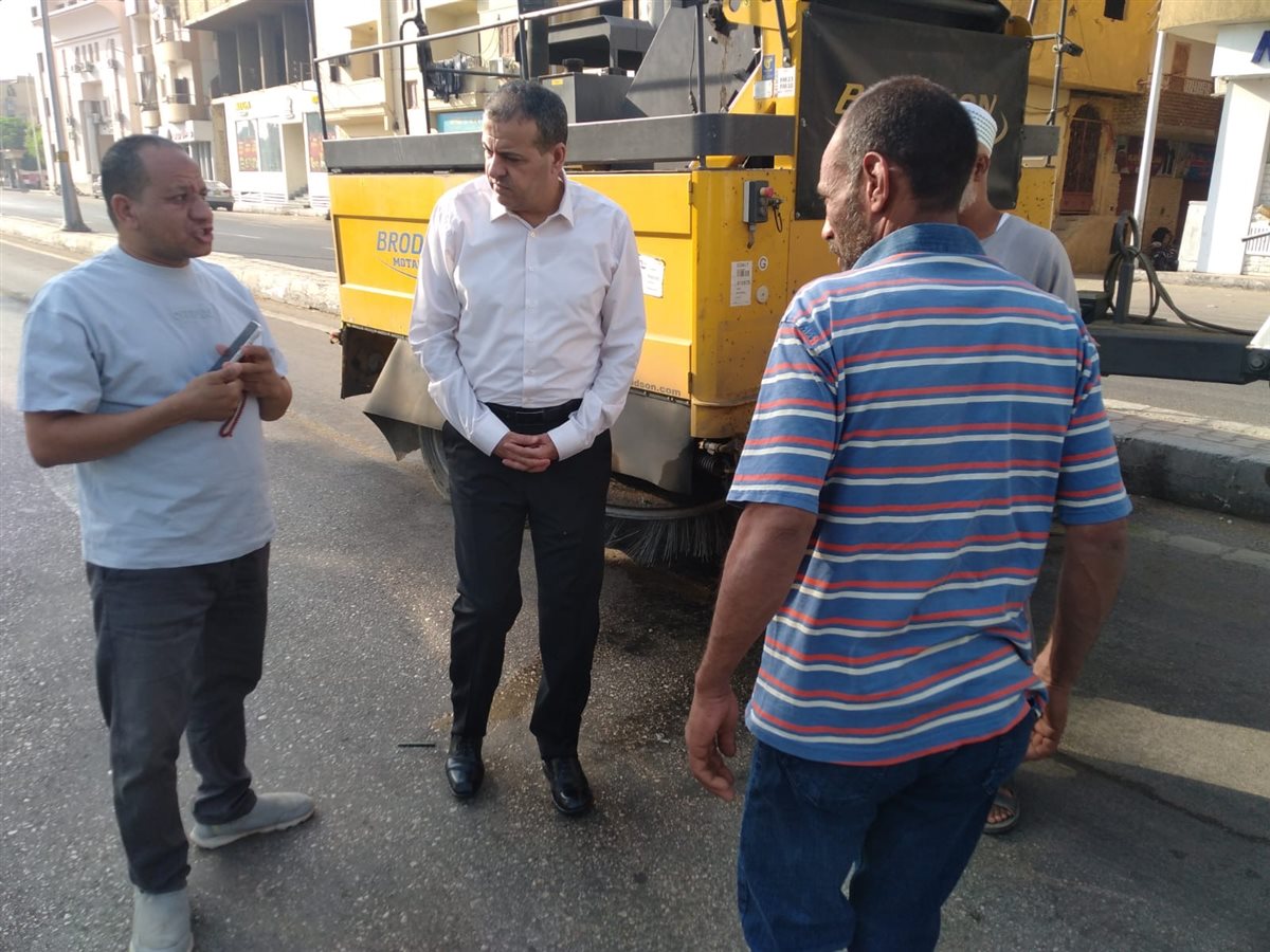 اعمال نظافة مكثفة بشوارع المدينة