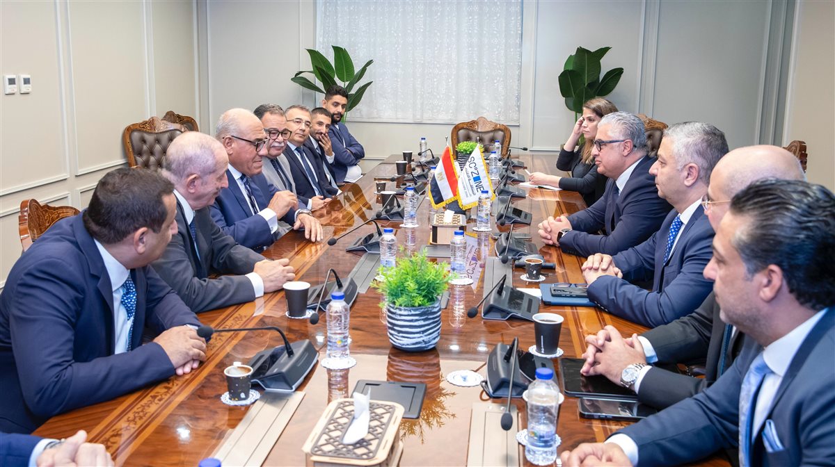 جانب من التوقيع